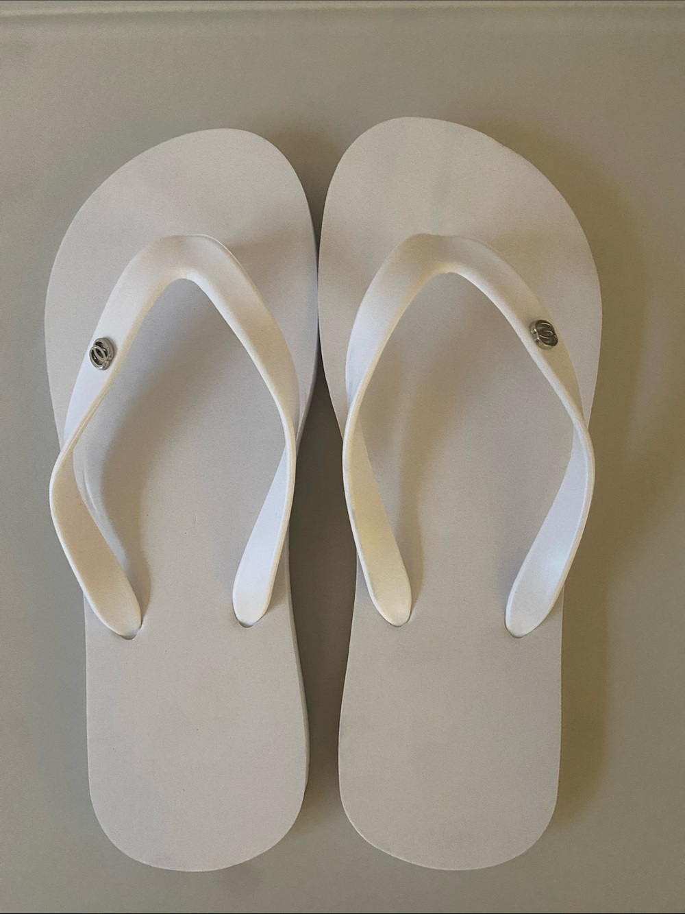Classic Women's White Flip Flop Sandals - Simple Everyday Style